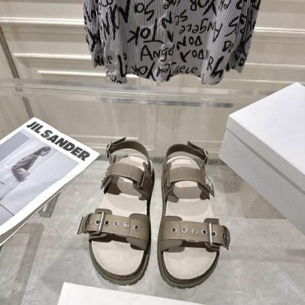 Sandali slip-on con plateau e chiusura a velcro da donna della nuova collezione estiva Diorac di Dior (FGG5Y)