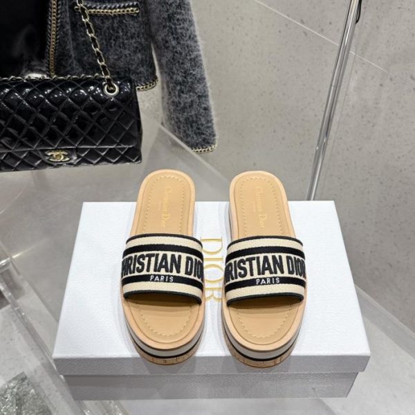 repliche,replica,perfette,siti di,affidabili,migliori siti,dove comprare,1:1,scarpe da ginnastica Nuovi sandali/ciabatte con plateau ricamati di Dior (taglia 50MY6)