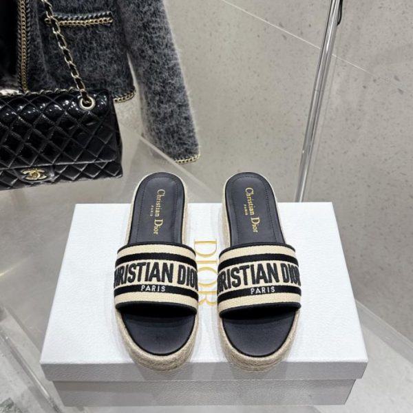 repliche,replica,perfette,siti di,affidabili,migliori siti,dove comprare,1:1,scarpe da ginnastica Nuovi sandali con plateau ricamati di Dior (M9UD2)