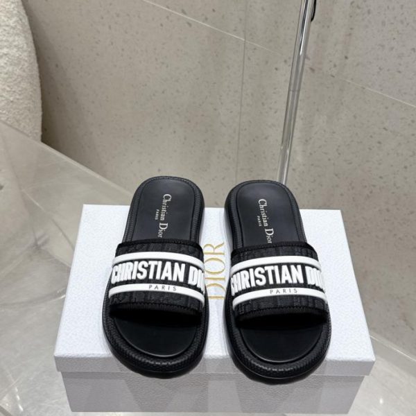 repliche,replica,perfette,siti di,affidabili,migliori siti,dove comprare,1:1,scarpe da ginnastica I nuovi sandali da spiaggia con plateau di Dior (AI4F5)