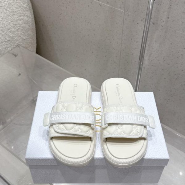 repliche,replica,perfette,siti di,affidabili,migliori siti,dove comprare,1:1,scarpe da ginnastica I nuovi sandali da spiaggia con plateau di Dior (G8C37)