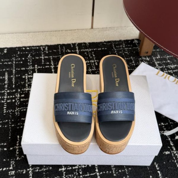 repliche,replica,perfette,siti di,affidabili,migliori siti,dove comprare,1:1,scarpe da ginnastica Sandali con plateau di alta gamma Dior per l’estate (24E05)