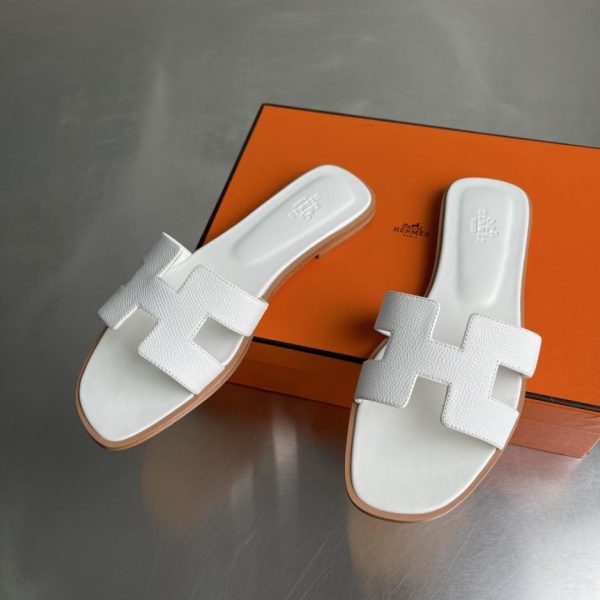 repliche,replica,perfette,siti di,affidabili,migliori siti,dove comprare,1:1,scarpe da ginnastica I sandali piatti classici della serie H Oasis di Hermès (AQC57) sono stati recentemente rinnovati.