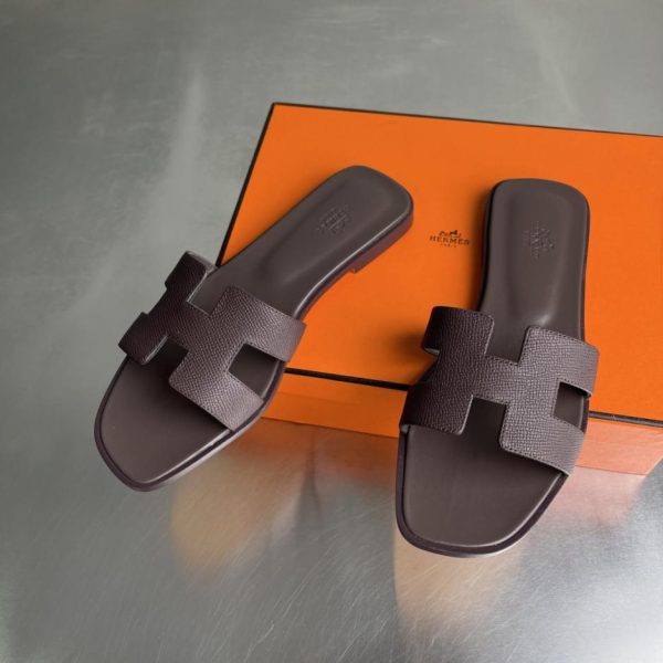 repliche,replica,perfette,siti di,affidabili,migliori siti,dove comprare,1:1,scarpe da ginnastica I sandali piatti classici della serie H Oasis di Hermès (BMC7T) sono stati recentemente rinnovati.