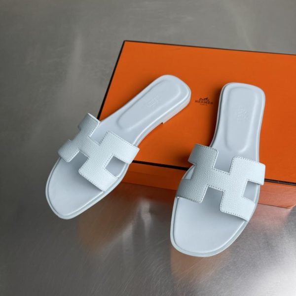 repliche,replica,perfette,siti di,affidabili,migliori siti,dove comprare,1:1,scarpe da ginnastica I sandali piatti classici della serie H Oasis di Hermès (E7Y3O) sono stati recentemente rinnovati.