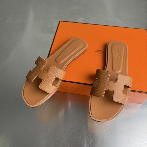 Sandali piatti classici Hermès serie Oasis H, recentemente rinnovati (IWOR2).