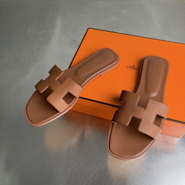 I sandali piatti classici della serie H Oasis di Hermès (JLF59) sono stati recentemente rinnovati.
