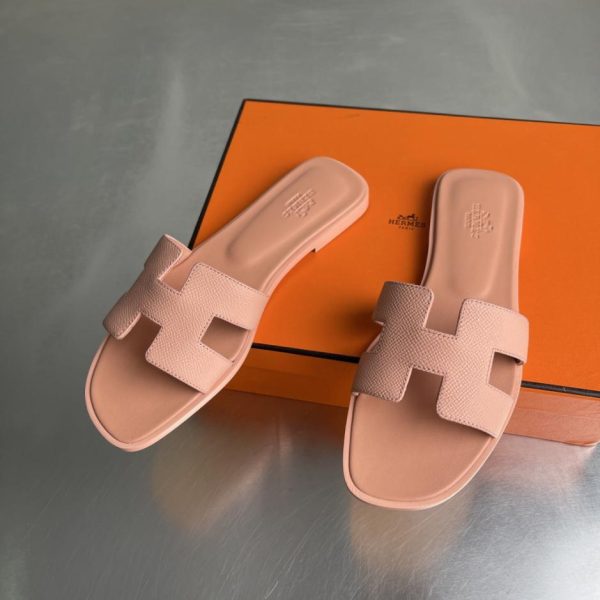 I sandali piatti classici della serie H Oasis di Hermès (JN8U4) sono stati recentemente rinnovati.