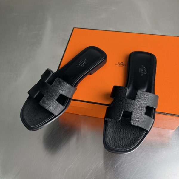 Sandali piatti classici Hermès serie Oasis H, modello rinnovato (KOUAQ)