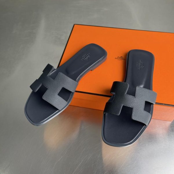 I sandali piatti classici Hermès Oasis serie H (QFR4C) sono stati recentemente rinnovati.