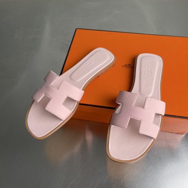 Sandali piatti classici Hermès serie Oasis H (QZN95) recentemente rinnovati.