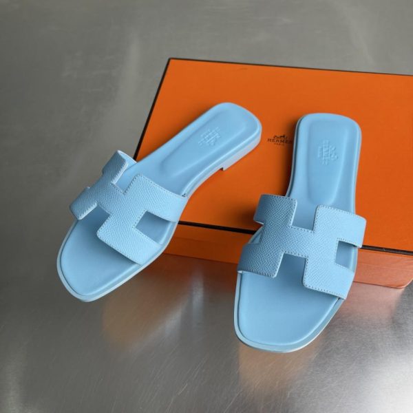I sandali piatti classici Hermès Oasis serie H (RB3DX) sono stati recentemente rinnovati.