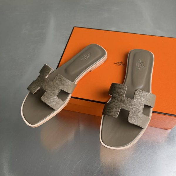 I sandali piatti classici Hermès Oasis serie H (RDZ2X) sono stati recentemente rinnovati.