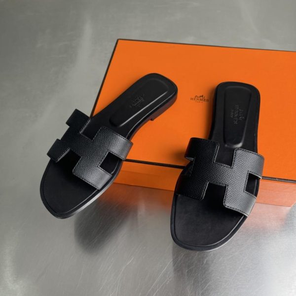 Sandali piatti classici Hermès serie Oasis H, recentemente rinnovati (RIL4W)