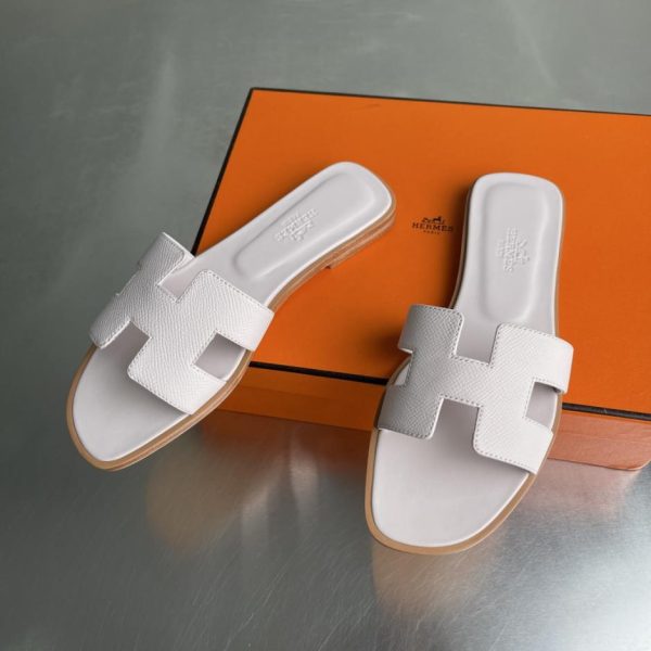 I sandali piatti classici Hermès Oasis serie H (VEV55) sono stati recentemente rinnovati.