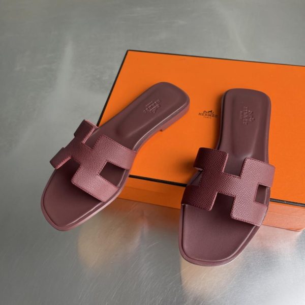 I sandali piatti classici della serie H Oasis di Hermès (VHXX9) sono stati recentemente rinnovati.