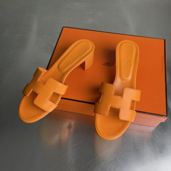 Sandali classici Hermès serie Oasis H, con tacco grosso, modello recentemente rinnovato (1AY0O)