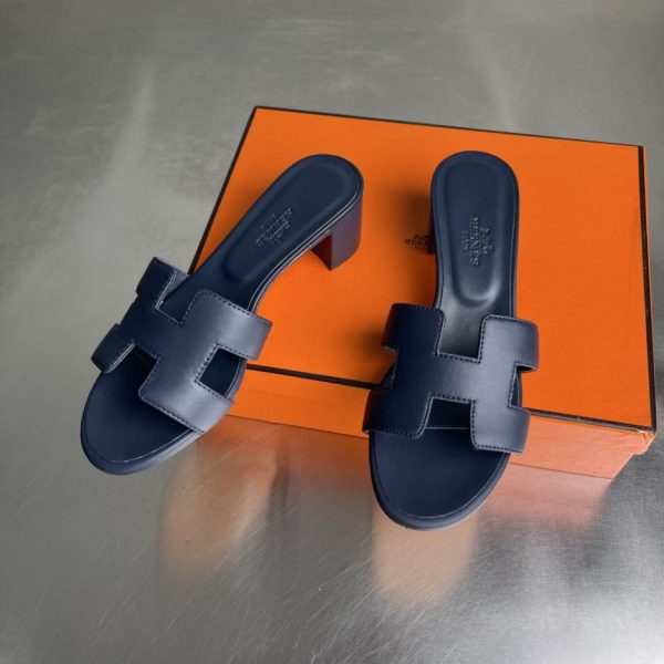 Sandali classici Hermès serie Oasis H, con tacco grosso, modello recentemente rinnovato (1UJMA)