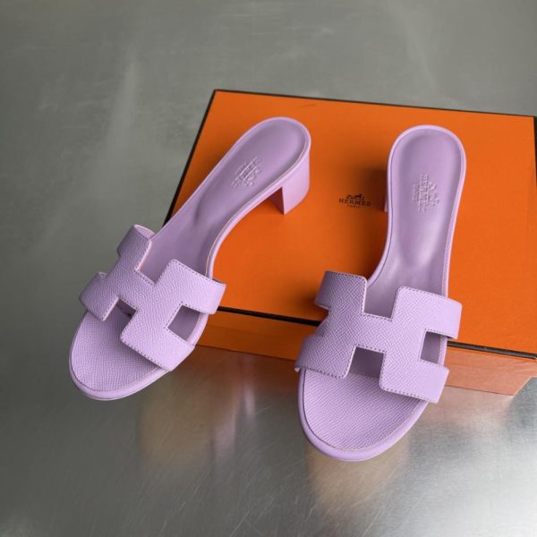 Sandali classici Hermès serie Oasis H, sandali con tacco grosso e cinturini, modello recentemente rinnovato (21XUS)