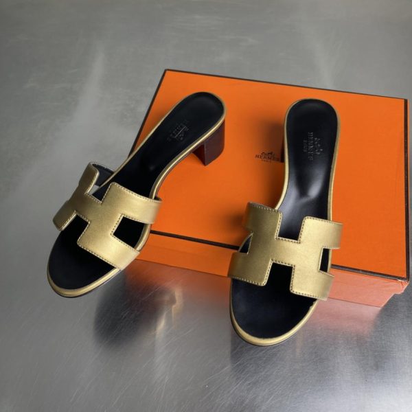 Sandali classici Hermès serie Oasis H, con tacco grosso, modello recentemente rinnovato (2DYCV)