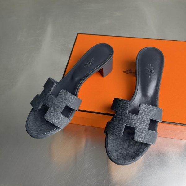 Sandali classici Hermès serie Oasis H, con tacco grosso, modello recentemente rinnovato (5HCWA)