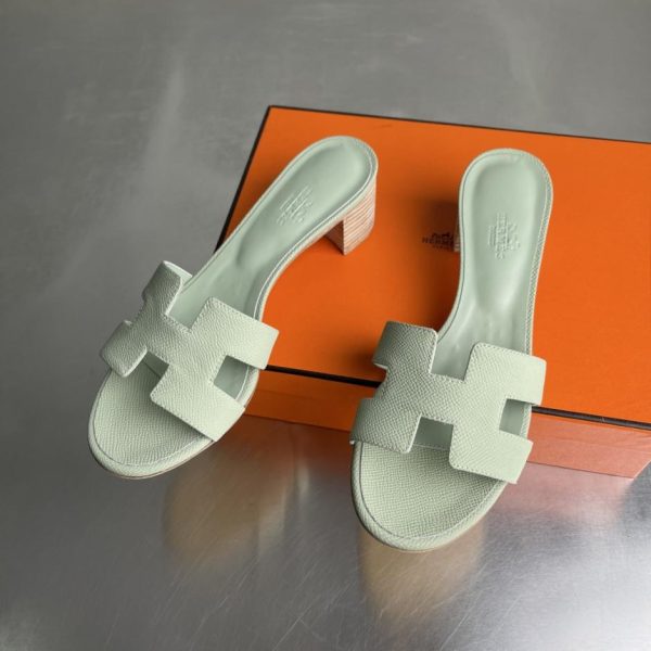 Sandali classici Hermès serie Oasis H, tacco grosso, modello recentemente rinnovato (5JM08)