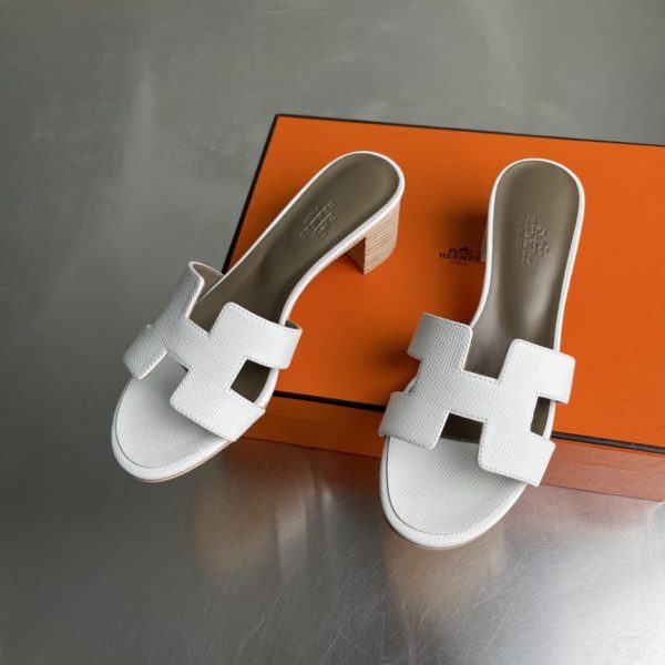 Sandali classici Hermès serie Oasis H, con tacco grosso, modello recentemente rinnovato (5O4VH)