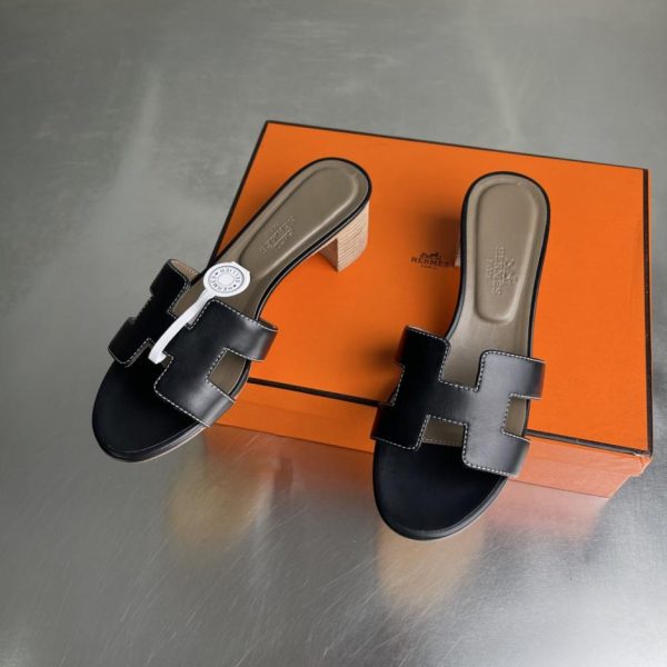 Sandali classici Hermès serie Oasis H, sandali con tacco grosso e cinturini, modello recentemente rinnovato (8KASN)