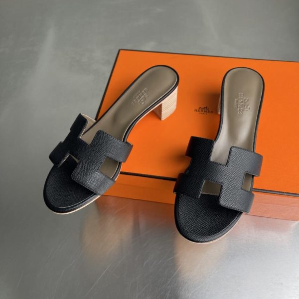 Sandali classici Hermès serie Oasis H, tacco grosso, modello recentemente rinnovato (A96T5)