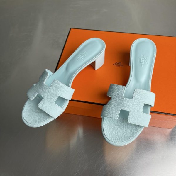 Sandali classici Hermès serie Oasis H, tacco grosso, modello recentemente rinnovato (AU3JM)