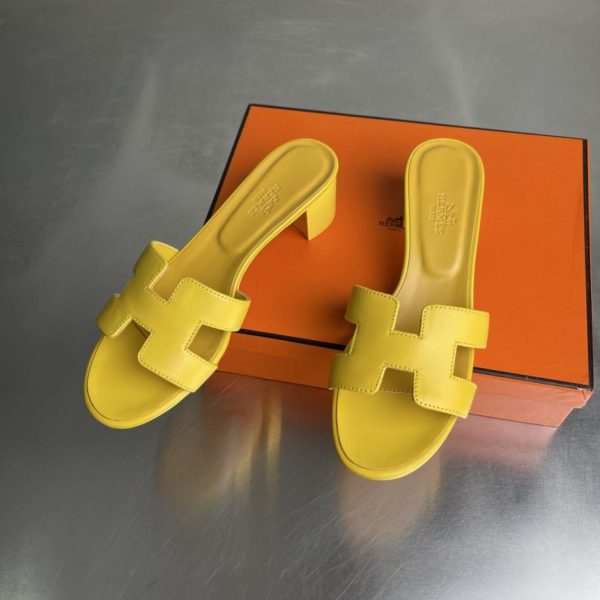 Sandali classici Hermès serie Oasis H, tacco grosso, modello recentemente rinnovato (CDXA6)