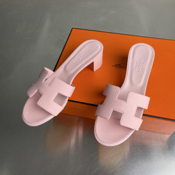 Sandali classici Hermès serie Oasis H, con tacco grosso, modello recentemente rinnovato (DQL6O)