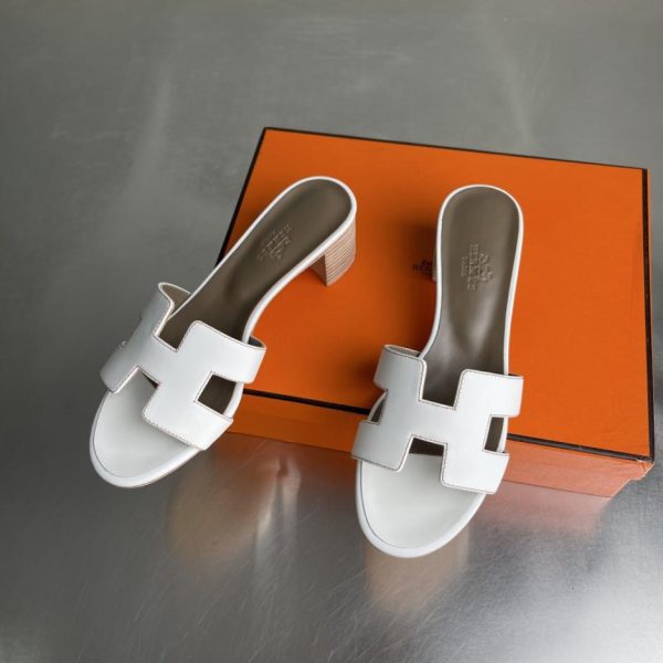 Sandali classici Hermès serie Oasis H, sandali con tacco grosso e cinturini, modello recentemente rinnovato (E78Q2)