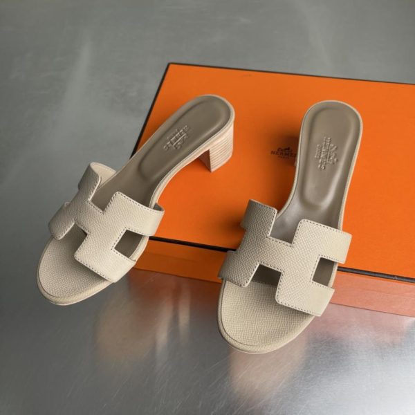 Sandali classici Hermès serie Oasis H, sandali con tacco grosso e cinturini, modello recentemente rinnovato (EHNSY).