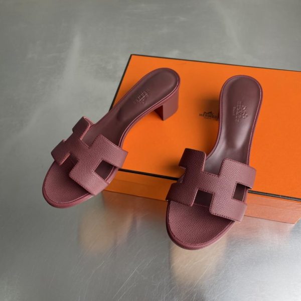 Sandali classici Hermès serie Oasis H, tacco grosso, modello recentemente rinnovato (F2N7X)