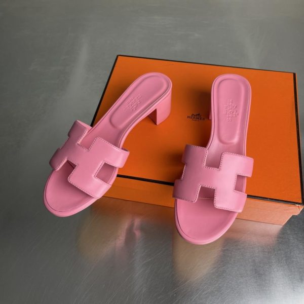 Sandali classici Hermès serie Oasis H, con tacco grosso, modello recentemente rinnovato (GMCNJ)