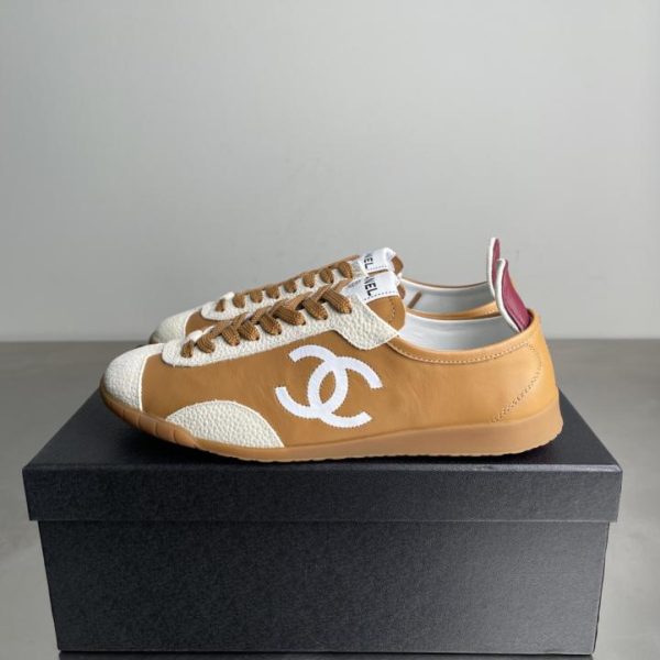 repliche,replica,perfette,siti di,affidabili,migliori siti,dove comprare,1:1,scarpe da ginnastica CHANEL Collezione Primavera Resort Scarpe da ginnastica tedesche, in pelle scamosciata di vitello, punta tonda, allacciatura bassa, casual, da donna (38G4I)
