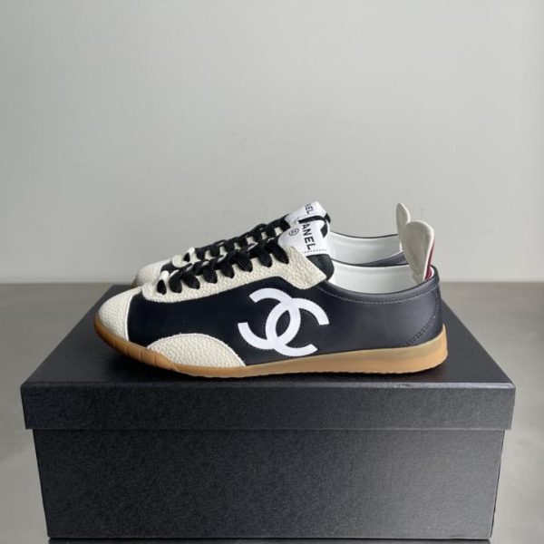repliche,replica,perfette,siti di,affidabili,migliori siti,dove comprare,1:1,scarpe da ginnastica CHANEL Collezione Primavera Resort Scarpe da allenamento tedesche, scarpe casual basse da donna in pelle scamosciata di vitello con punta tonda e lacci (7V8CU)
