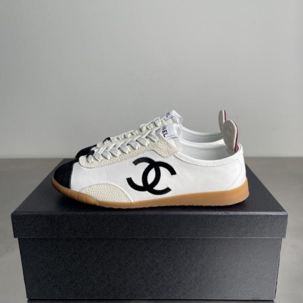 repliche,replica,perfette,siti di,affidabili,migliori siti,dove comprare,1:1,scarpe da ginnastica CHANEL Collezione Resort Primavera Inizio, Scarpe da allenamento tedesche, Scarpe casual basse da donna in pelle scamosciata di vitello con punta tonda e lacci (TTHFG)