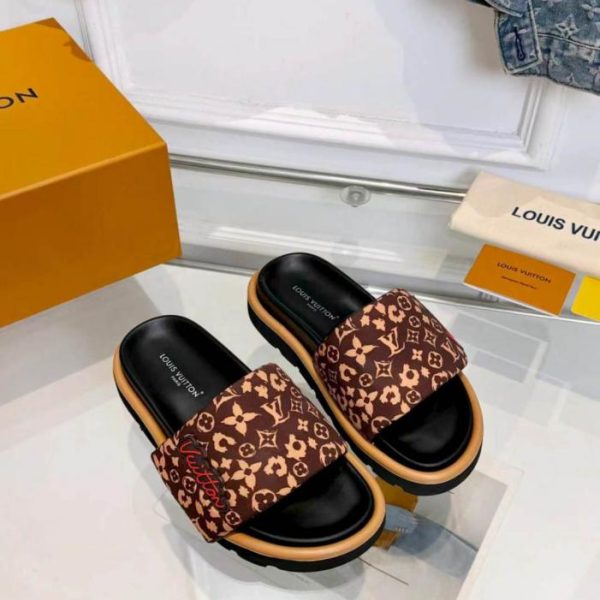 repliche,replica,perfette,siti di,affidabili,migliori siti,dove comprare,1:1,scarpe da ginnastica Le ultime pantofole con logo in rilievo di Louis Vuitton (6GR9B) sono l’articolo di punta nelle boutique per coppie.