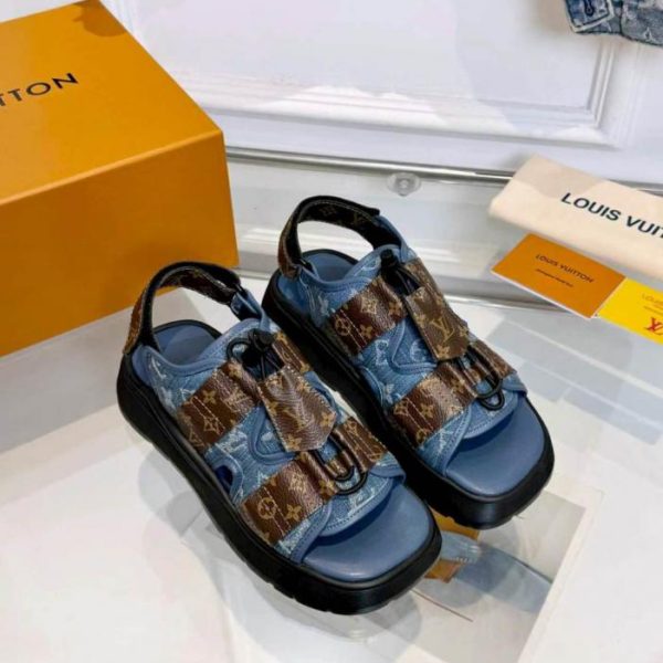 repliche,replica,perfette,siti di,affidabili,migliori siti,dove comprare,1:1,scarpe da ginnastica I nuovi sandali di lusso, alla moda e versatili di LV. Molto comodi e avvolgenti, con una suola platform che slancia la figura e dona un aspetto più slanciato (3NY54).