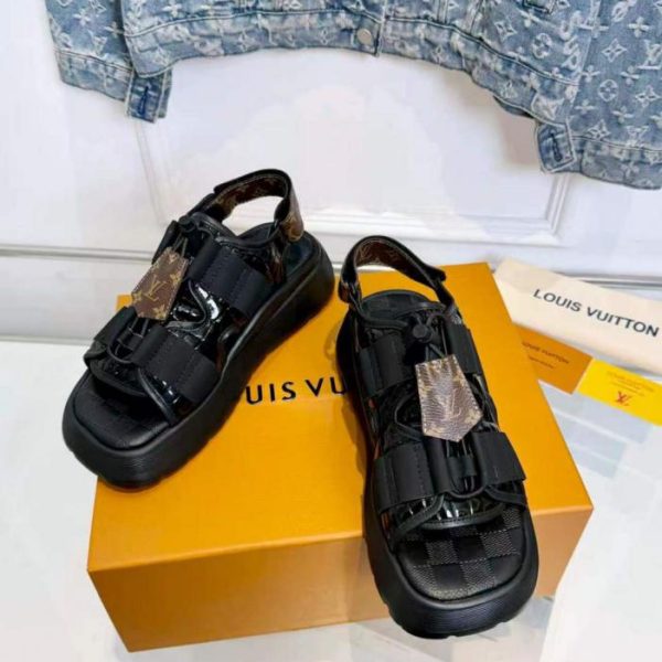 repliche,replica,perfette,siti di,affidabili,migliori siti,dove comprare,1:1,scarpe da ginnastica I nuovi sandali di lusso di LV (V9S4E), alla moda e versatili, offrono una calzata molto aderente, sono incredibilmente comodi e presentano una suola platform che aggiunge altezza e slancia la figura.