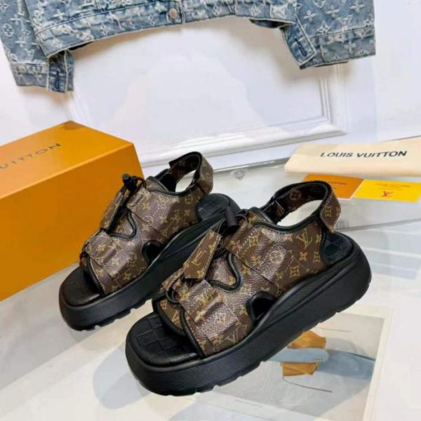 repliche,replica,perfette,siti di,affidabili,migliori siti,dove comprare,1:1,scarpe da ginnastica I nuovi sandali di lusso ZRATT di Louis Vuitton, alla moda e versatili, offrono una calzata molto aderente, sono incredibilmente comodi e presentano una suola platform che aggiunge altezza e slancia la figura.