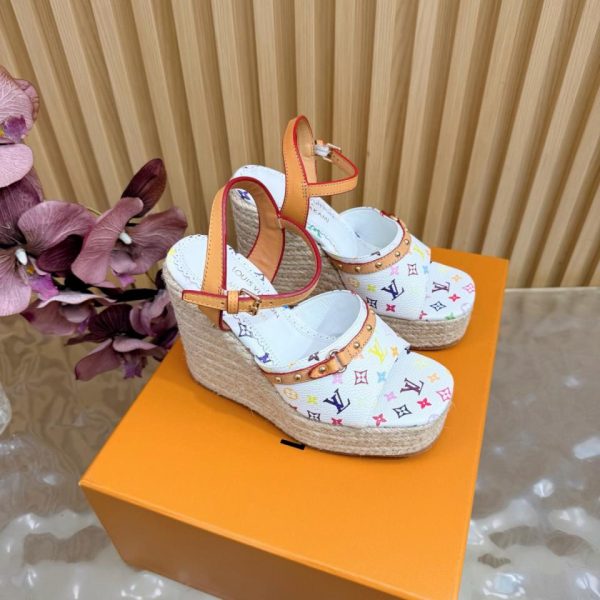 Nuovi arrivi Louis Vuitton per la primavera: i nuovissimi sandali espadrillas tricolore con zeppa (NHLRI) sono disponibili nelle boutique.