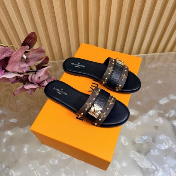 Nuovi arrivi Louis Vuitton per la primavera: il pezzo forte della boutique sono le ultime pantofole con tacco a spillo (49OIA).