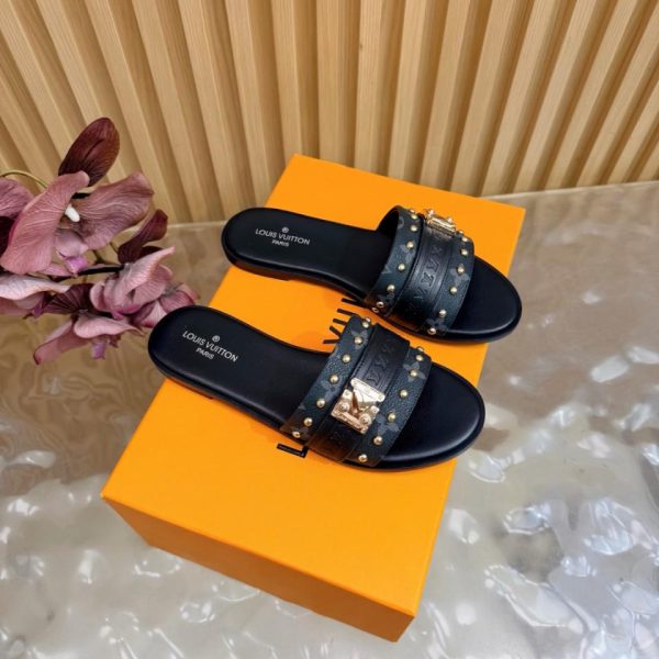 Nuovi arrivi Louis Vuitton per la primavera: le ultime pantofole con tacco a spillo (71SJ9) sono il pezzo forte delle boutique.