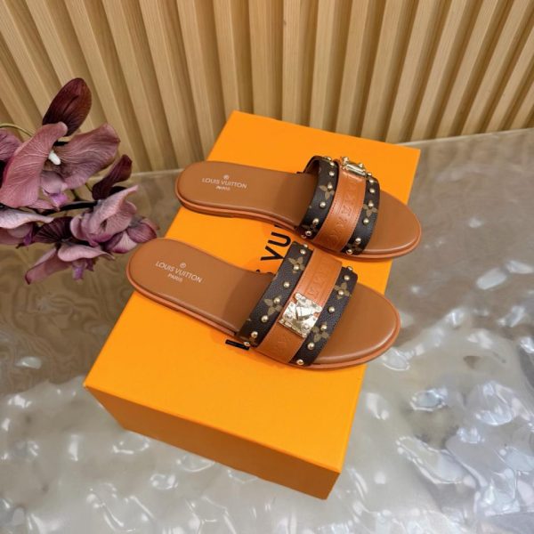 Nuovi arrivi Louis Vuitton per la primavera: le ultime pantofole con tacco a spillo (I2GKS) sono le protagoniste indiscusse delle boutique.