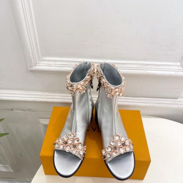 Nuovi arrivi Louis Vuitton Primavera/Estate: replica autentica degli ultimi stivaletti LV TALISMAN con strass e punta aperta (Q7IAC) - Disponibili nelle boutique.