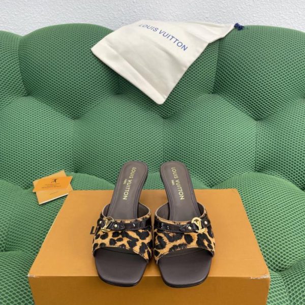 Sandali Louis Vuitton con stampa leopardata e pelo di cavallino (NC74S)