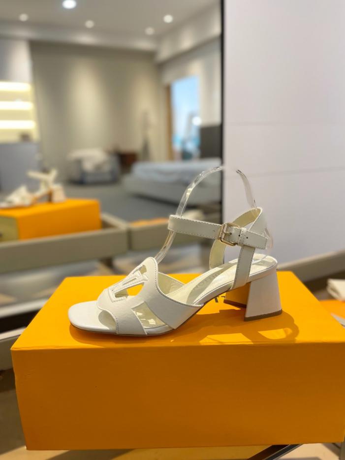 repliche,replica,perfette,siti di,affidabili,migliori siti,dove comprare,1:1,scarpe da ginnastica I sandali di ultima generazione di Louis Vuitton (I15RQ) sono ora disponibili nelle boutique.